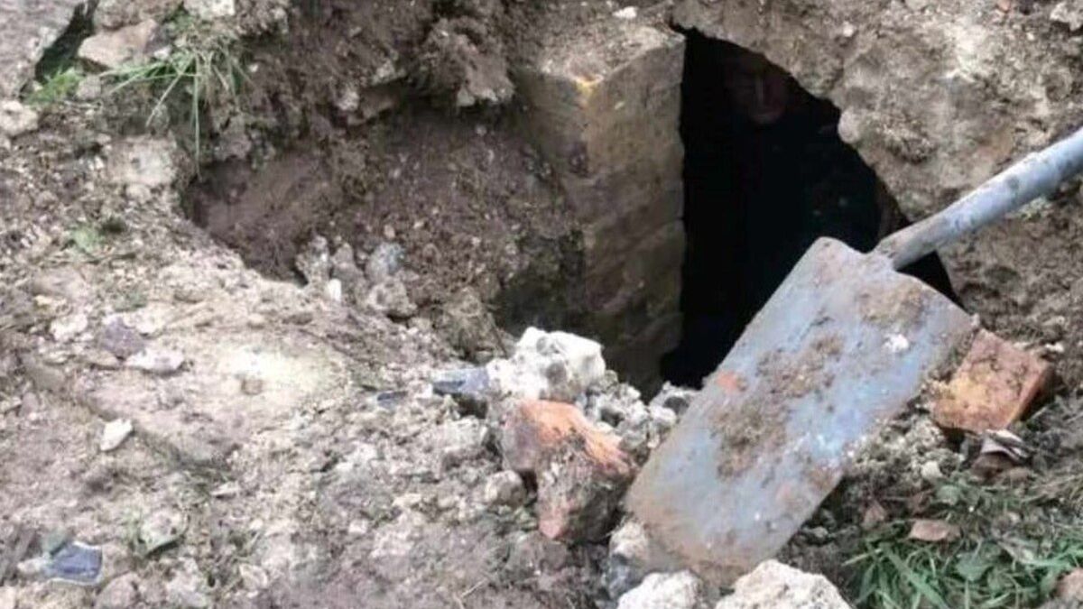 Wejście do odkopanego schronu.