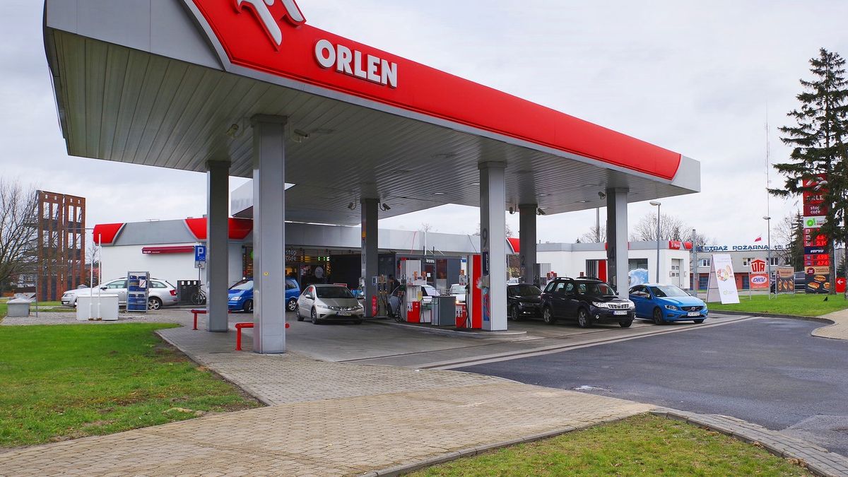 Kierowcy z niepokojem patrzą na liczniki z cenami na stacjach paliw.