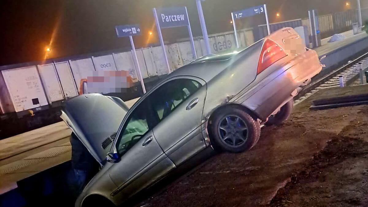 Mercedes spadł na tory