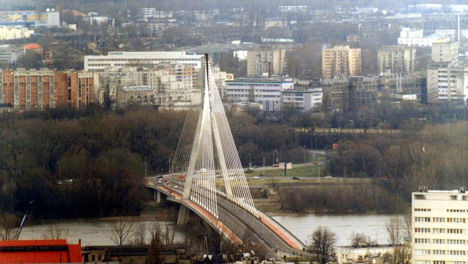 Warszawa. Na moście Świętokrzyskim trwa naprawa wyeksploatowanej dyletacji. Kierowcy, ale także piesi i rowerzyści  będą musieli w najbliższych tygodniach wykazać dużo cierpliwości i wyrozumiałości. Kolejne pasy drogi będą wyłączone z użytku (polska-org.pl)