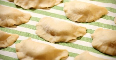 Weź ziemniaki i kilka pieczarek. Zrobisz najlepszy farsz do pierogów