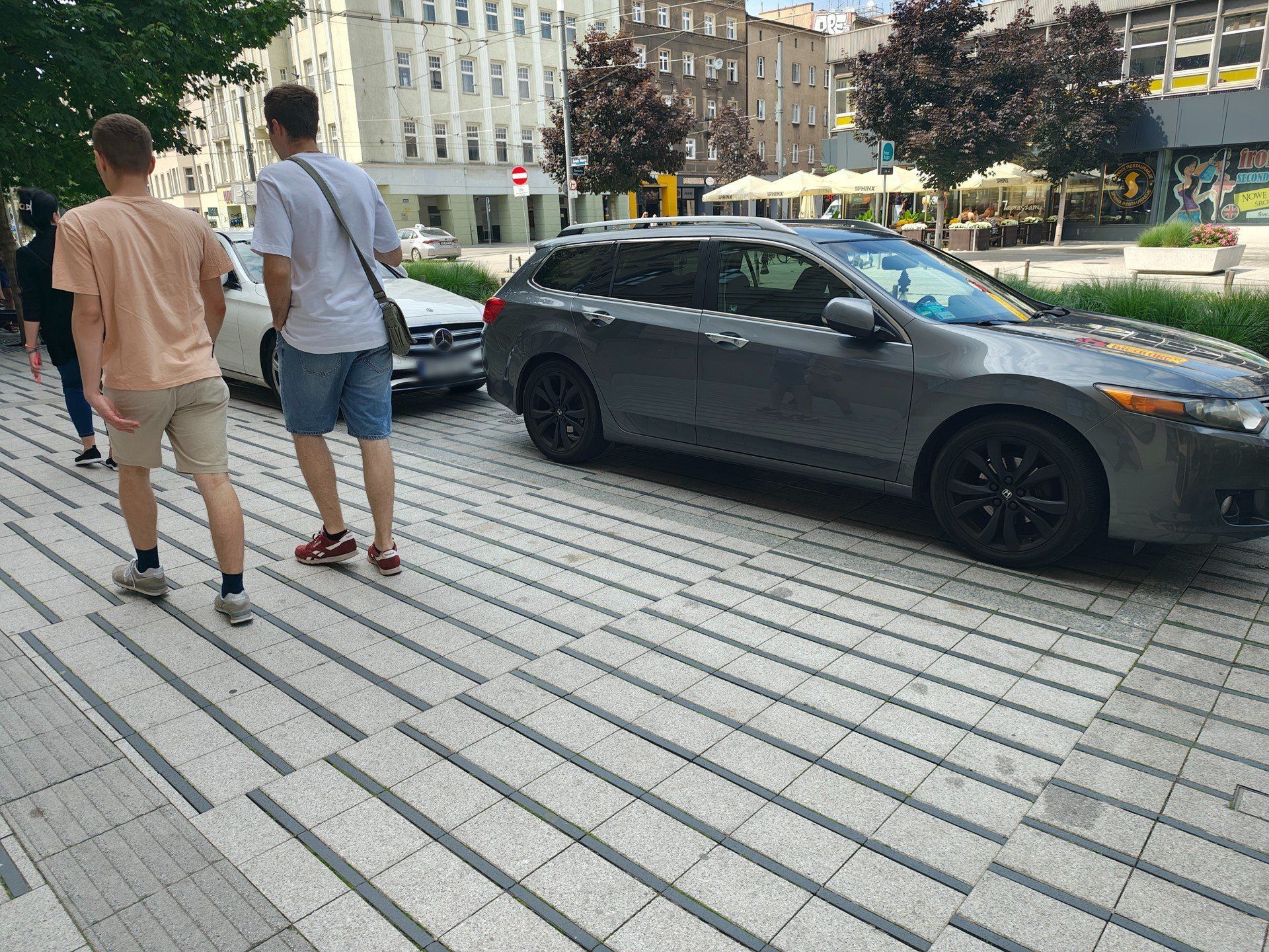 Nieprawidłowe parkowanie to codzienność strefy zamieszkania w centrum Poznania