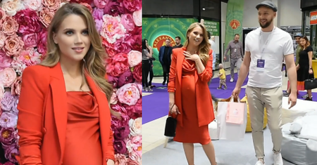Ciężarna Agnieszka Kaczorowska w butach na obcasie pozuje na targach dekoracyjnych