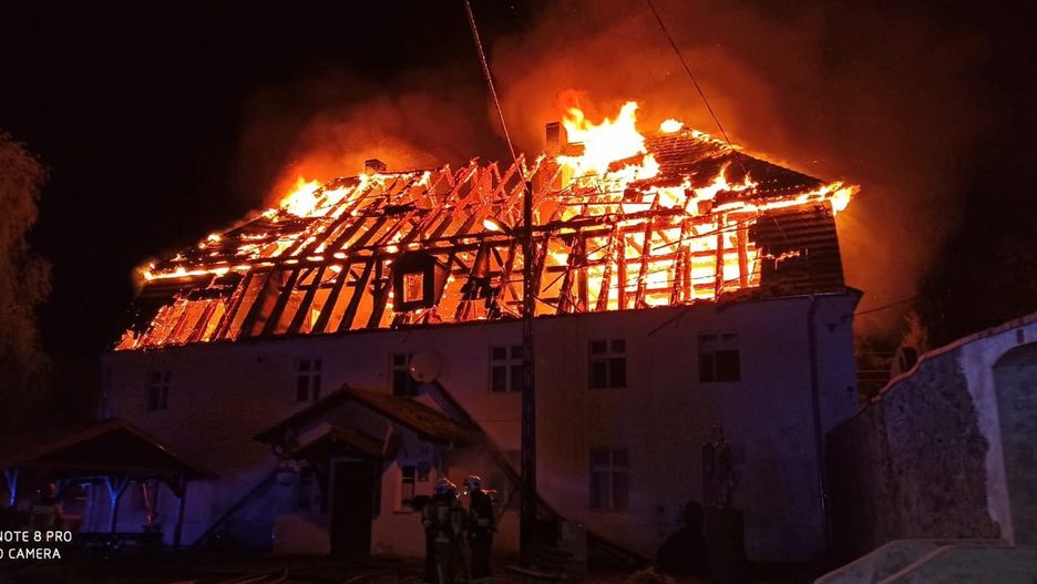 Jakubów, 04.05.2021. Gaszenie pożaru, który wybuchł w nocy z 3 na 4 bm. w zabytkowym budynku plebanii w Jakubowie w powiecie polkowickim na Dolnym Śląsku. Ogień całkowicie strawił dach budynku. Proboszcz sam opuścił zabudowanie, trafił do szpitala na obserwację. (aldg) PAP/KP PSP Polkowice 
***Zdjęcie do depeszy PAP pt. Dolnośląskie/ Pożary budynku plebanii w Jakubowie***
HANDOUT EDITORIAL USE ONLY NO SALES
