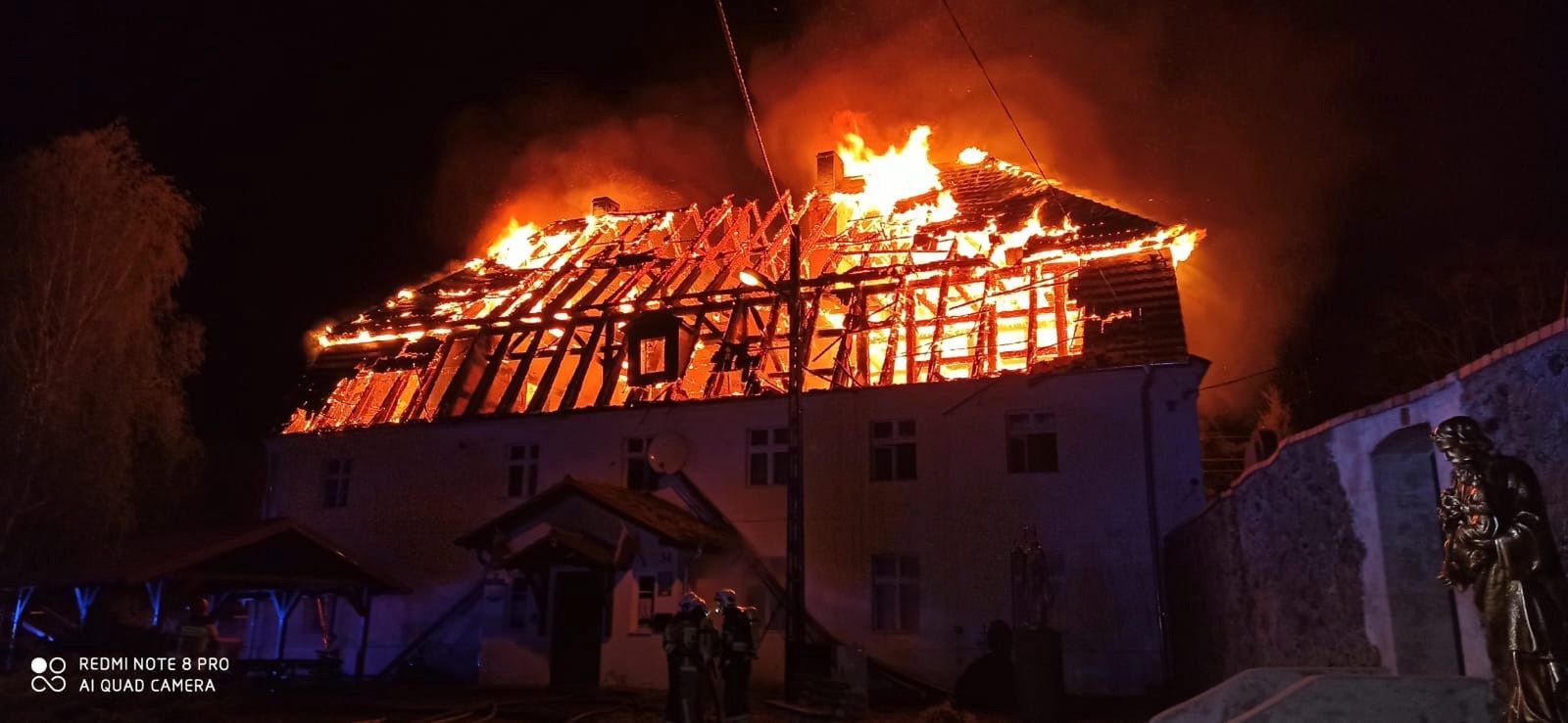 Jakubów, 04.05.2021. Gaszenie pożaru, który wybuchł w nocy z 3 na 4 bm. w zabytkowym budynku plebanii w Jakubowie w powiecie polkowickim na Dolnym Śląsku. Ogień całkowicie strawił dach budynku. Proboszcz sam opuścił zabudowanie, trafił do szpitala na obserwację. (aldg) PAP/KP PSP Polkowice 
***Zdjęcie do depeszy PAP pt. Dolnośląskie/ Pożary budynku plebanii w Jakubowie***
HANDOUT EDITORIAL USE ONLY NO SALES