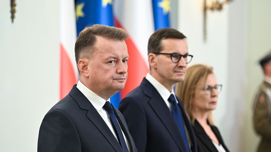 Warszawa, 10.10.2023. Premier Mateusz Morawiecki (C) oraz minister obrony narodowej Mariusz Błaszczak (L) podczas uroczystości dokonania przez prezydenta RP zmian na najwyższych stanowiskach dowódczych w Siłach Zbrojnych RP, 10 bm. w Pałacu Prezydenckim w Warszawie. (amb) PAP/Radek Pietruszka