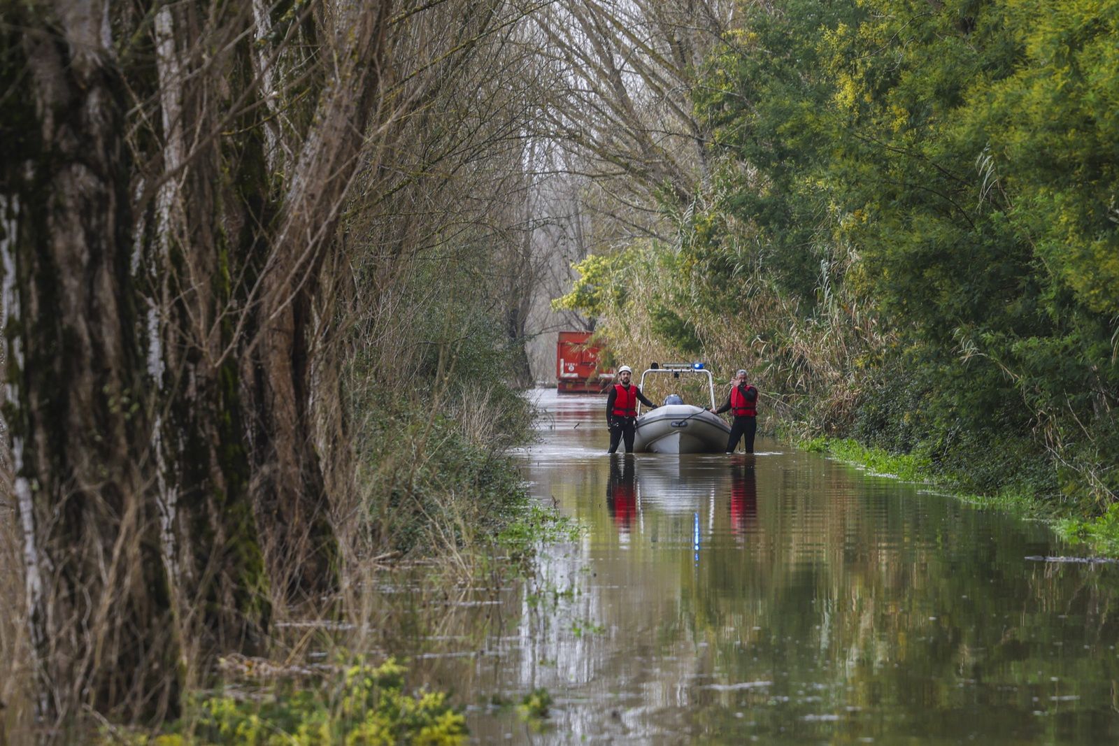 Służby walczą ze skutkami powodzi 