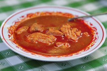 Węgrzy jedzą od dawna, ale Polakom też smakuje. Przepis na tę zupę ma już 150 lat