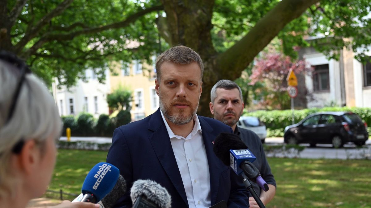 Adrian ZandbergSzczecin, 14.07.2021. Pose� Lewicy Adrian Zandberg podczas konferencji prasowej przed Pomnikiem Czynu Polak�w w Szczecinie, 14 bm. Konferencja dotyczy�a mi�dzy innymi problemu z dost�pem do mieszka�. (olm) PAP/Marcin BieleckiMarcin BieleckiAdrian Zandberg, konferencja, lewica, lewicy, polityk, polityka, pose�, prasowa, problem z dost�pem do mieszka�, wizyta