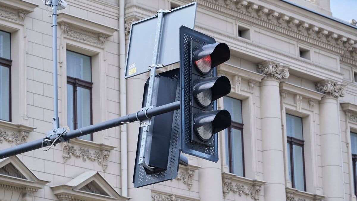 Czerwone światło na sygnalizatorze z kamerami