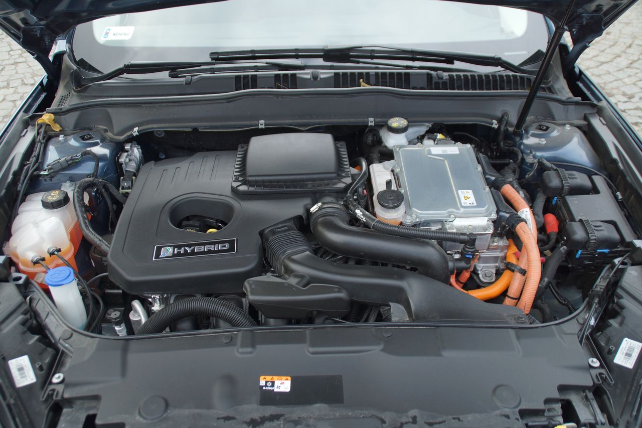 Ford zastosował napęd hybrydowy bliźniaczy z Toyotą Prius, ale silnik 2.0 to własna konstrukcja