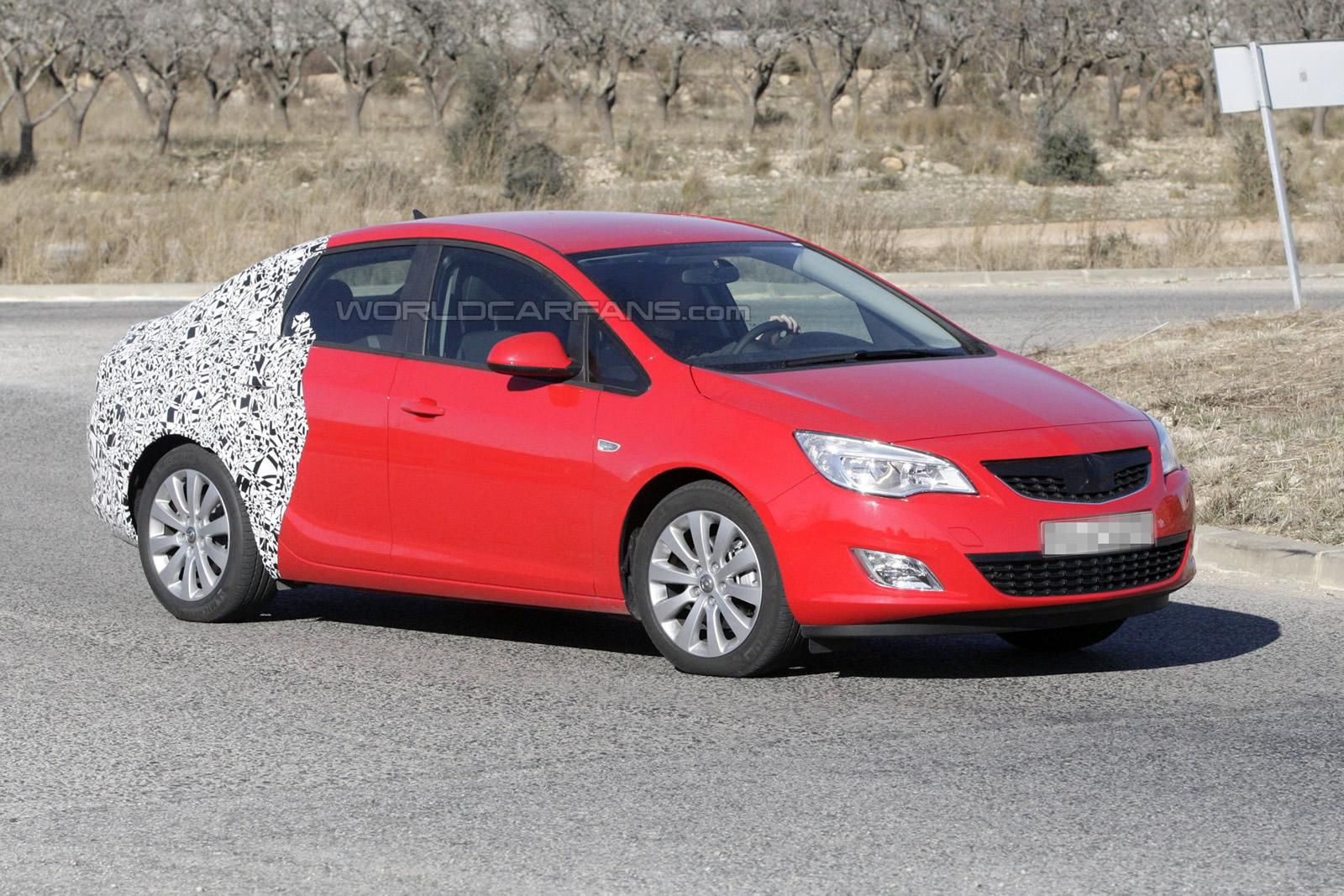 Opel Astra Sedan (źródło Worldcarfans)