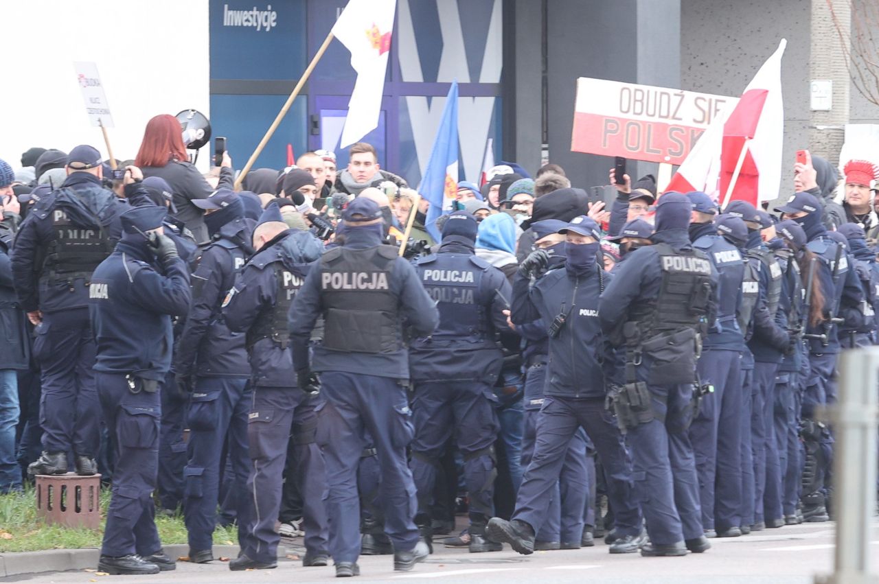 Warszawa. Protest antycovidowców. Interweniuje policja