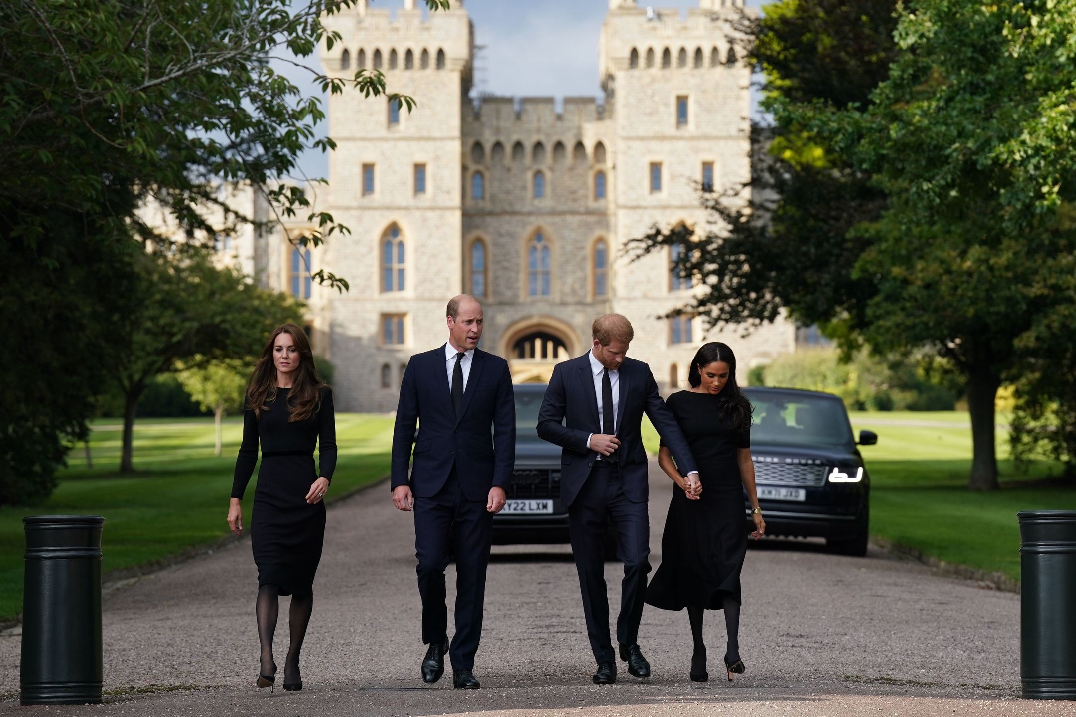 The Prince and Princess of Wales Accompanied By The Duke And Duchess Of Sussex Greet Wellwishers Outside Windsor CastleWINDSOR, ENGLAND - SEPTEMBER 10: Catherine, Princess of Wales, Prince William, Prince of Wales, Prince Harry, Duke of Sussex, and Meghan, Duchess of Sussex on the long Walk at Windsor Castle on September 10, 2022 in Windsor, England. Crowds have gathered and tributes left at the gates of Windsor Castle to Queen Elizabeth II, who died at Balmoral Castle on 8 September, 2022. (Photo by Kirsty O'Connor - WPA Pool/Getty Images)WPA Poolbestof, topix