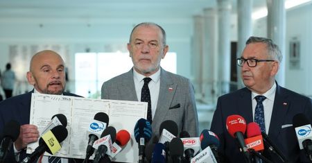 "Oszukanie pracowników". "Solidarność" i PiS nie chcą zmian w handlu