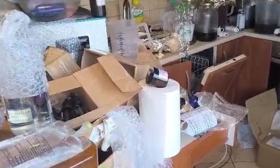 Policjanci zamknęli nielegalne laboratorium farmaceutyczne.
