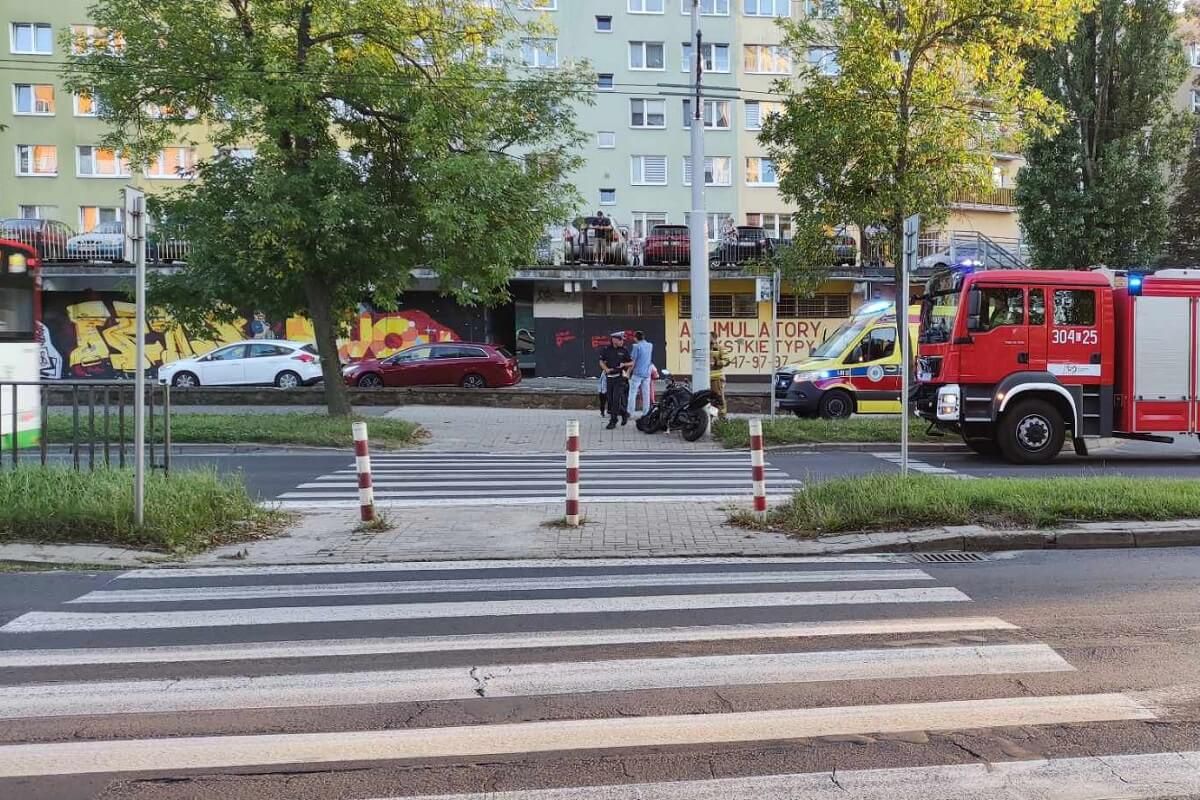Motocyklistka wjechała w toyotę przed przejściem dla pieszych