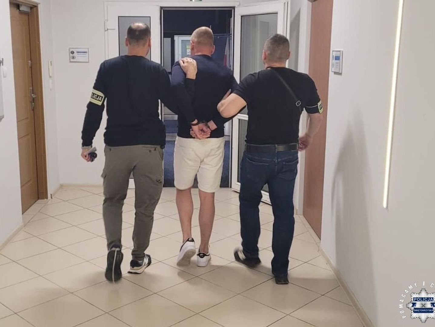 Kielce: 30-latek szedł chodnikiem, gdy drogę zagrodzili mu nieznajomi mężczyźni. Nie spodziewał się spotkania z "łowcami cieni"