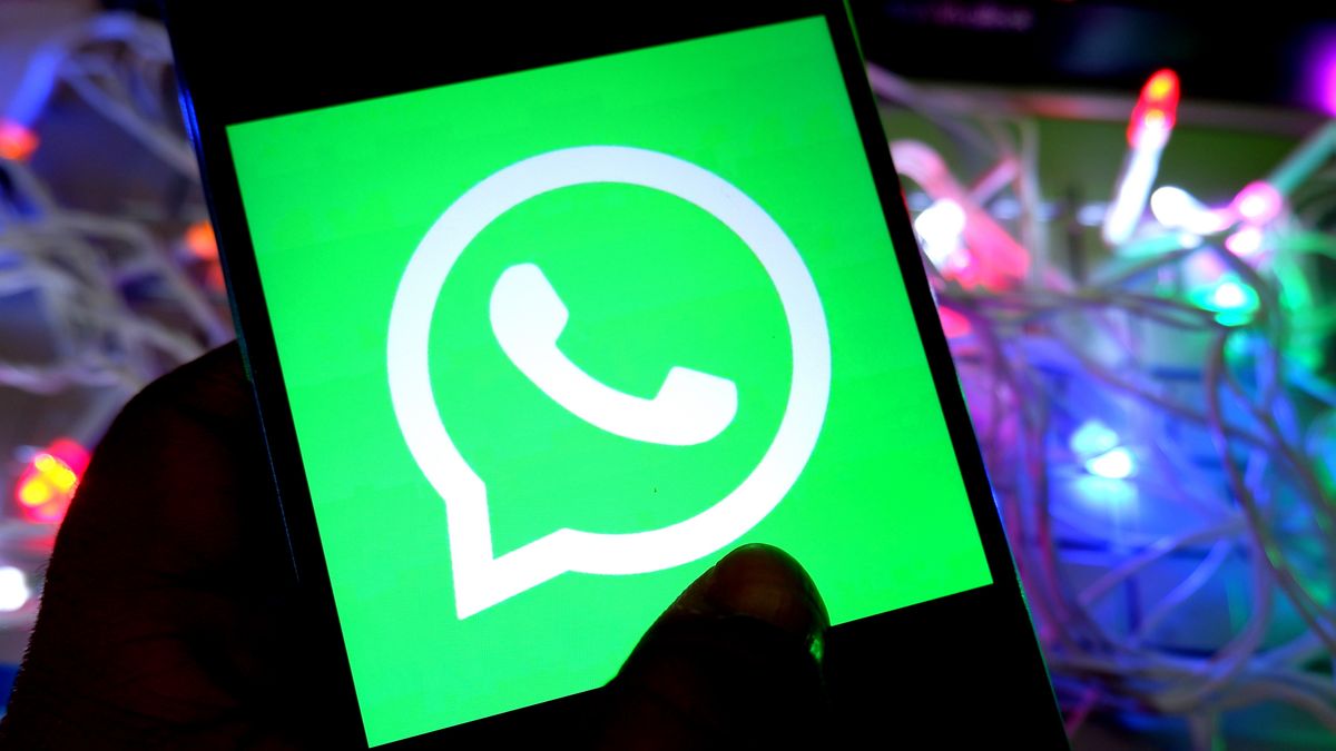 INDIA - 2022/10/25: In this photo illustration, Whatsapp logo is displayed on a smartphone. (Photo Illustration by Avishek Das/SOPA Images/LightRocket via Getty Images)