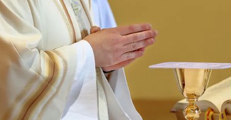 Ksiądz przerwał mszę. Zwrócił się do matki z dziećmi. "Oburzające"