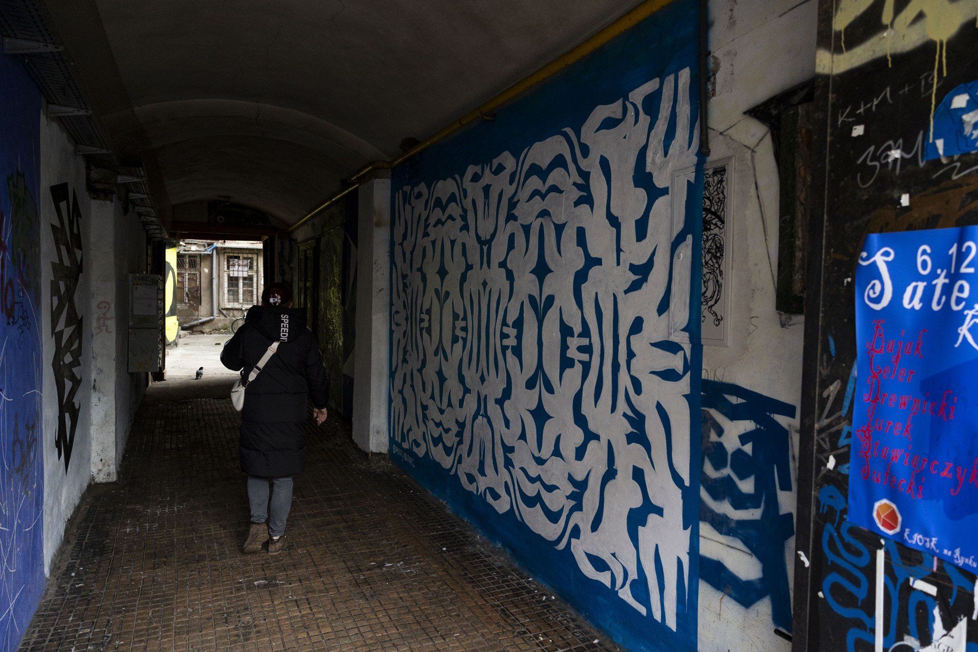 Kamienica i podwórko w sercu Krakowa inna niż wszystkie. Groza, graffiti i Matka Boska