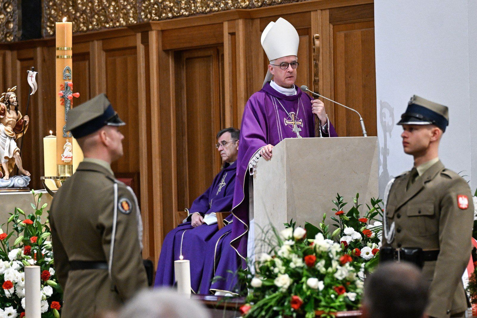Tłumy żegnały na Powązkach żołnierza AK i sędziego.