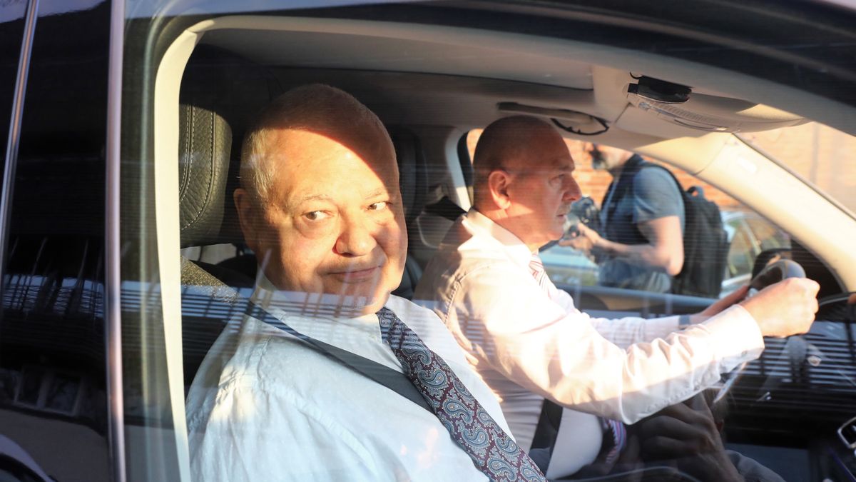 Warszawa, 11.05.2022. Prezes NBP Adam Glapiński (L) w drodze na posiedzenie klubu parlamentarnego Prawa i Sprawiedliwości, 11 bm. w siedzibie partii przy ulicy Nowogrodzkiej w Warszawie. (mr) PAP/Tomasz Gzell