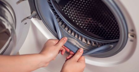Zostaw pod uszczelką. Rozpuści cuchnącą pleśń z pralki