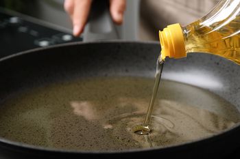 Smażysz kilka razy na tym samym oleju? Ryzyko jest większe, niż myślisz