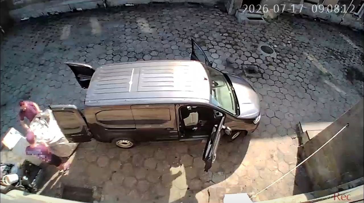 Podrzucili śmieci z auta. Kamera wszystko nagrała
