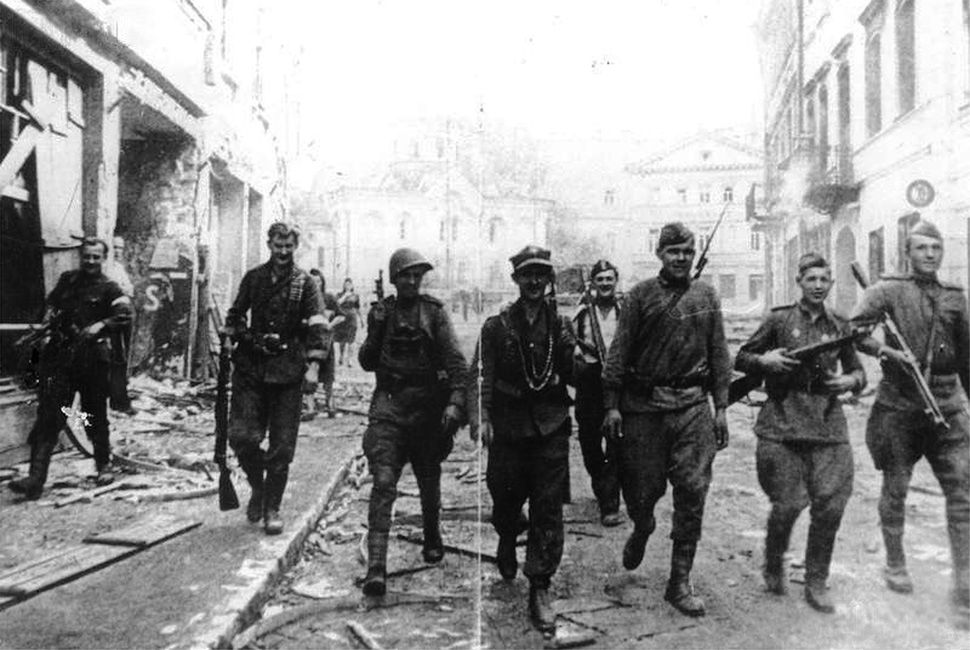 W lipcu 1944 r. doszło do radykalnej zmiany w relacjach wileńskiej AK z Sowietami. Na zdjęciu: wspólny patrol żołnierzy AK i Armii Czerwonej w Wilnie, w lipcu 1944 r.