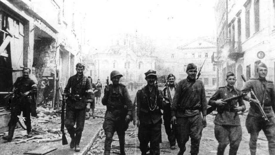 W lipcu 1944 r. doszło do radykalnej zmiany w relacjach wileńskiej AK z Sowietami. Na zdjęciu: wspólny patrol żołnierzy AK i Armii Czerwonej w Wilnie, w lipcu 1944 r.