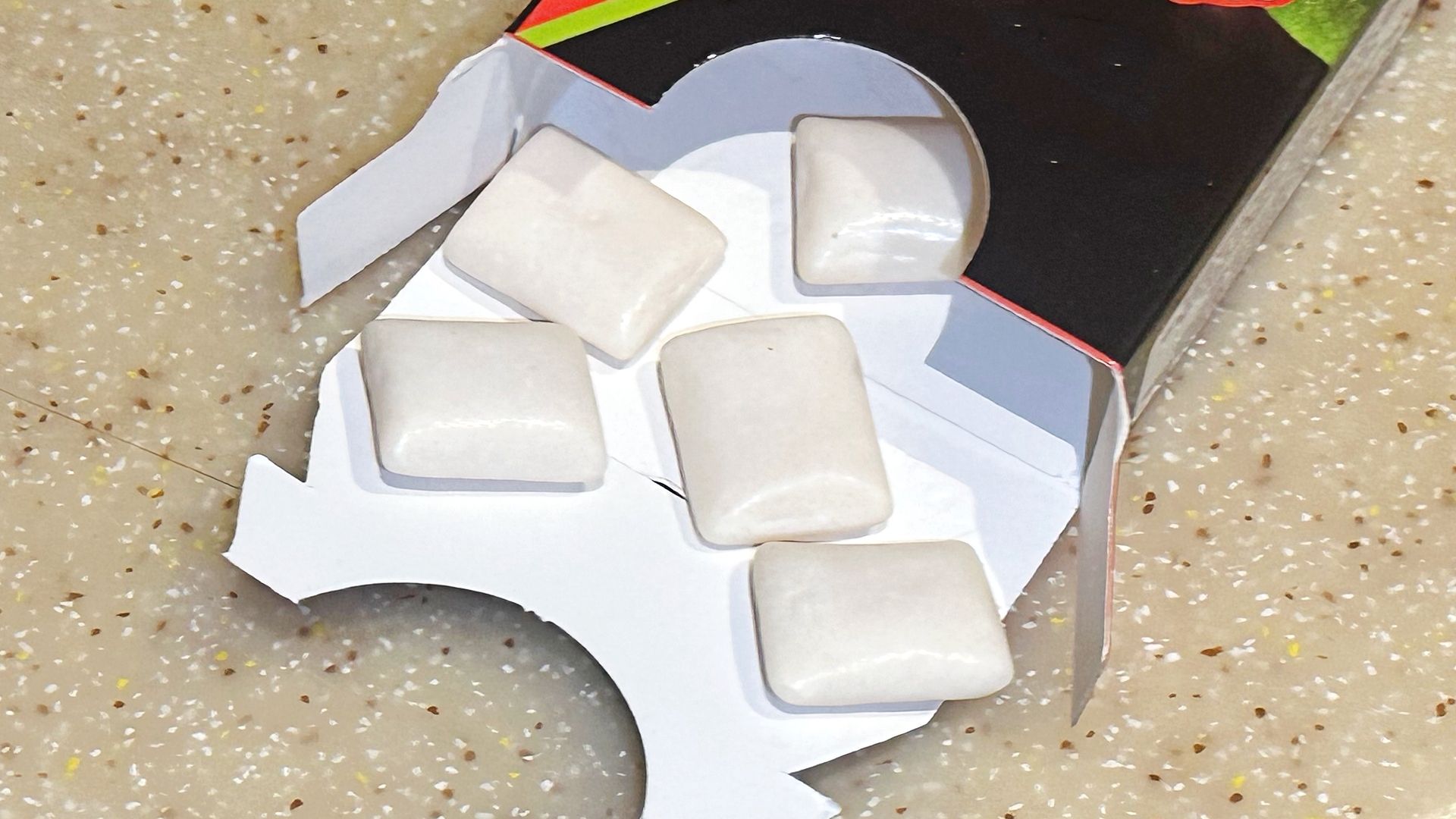 Żucie gumy może przynieść pewne korzyści zdrowotne.