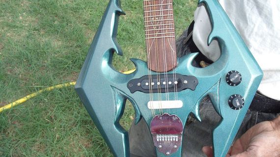 Przyzwij smoka grą na gitarze 1