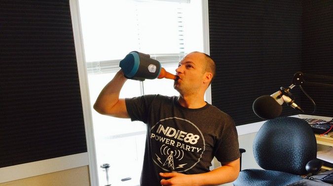 Dubstein - wino i śpiew w jednym. Głośnik, z którego się napijesz! 1