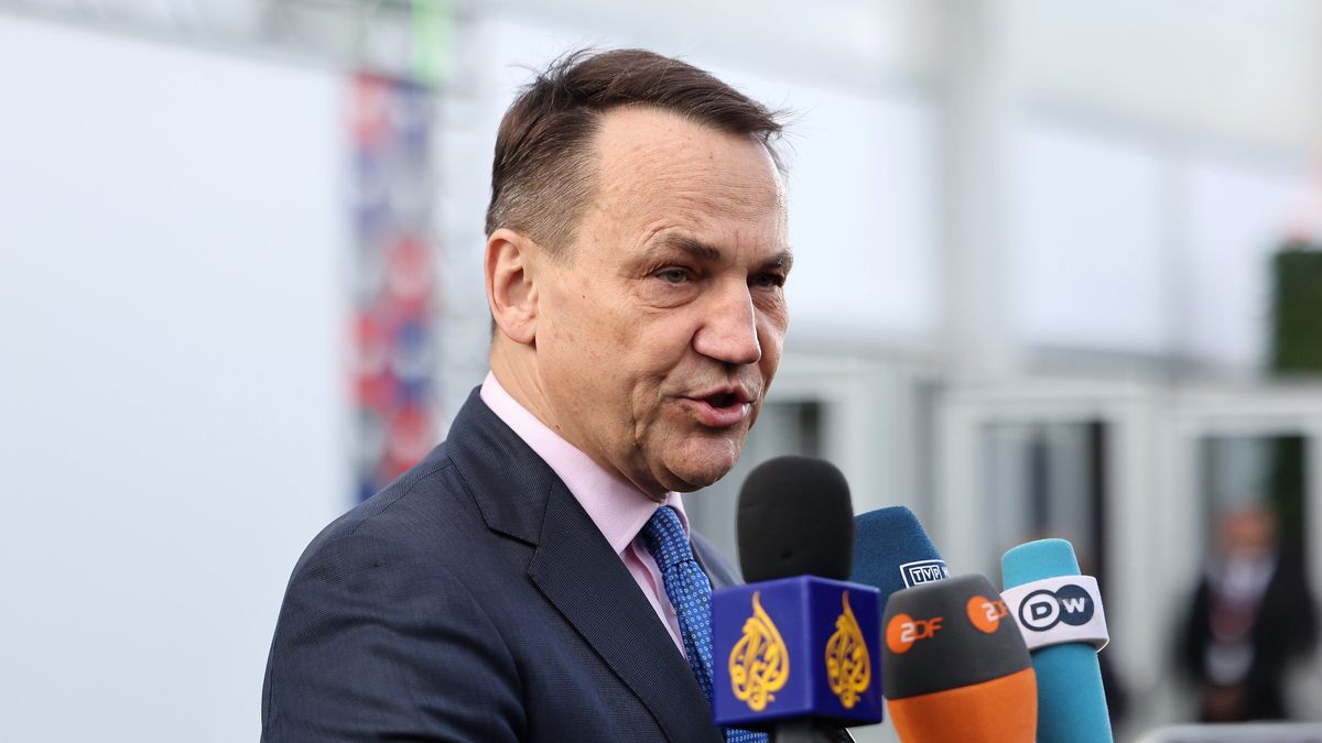 Minister of Foreign Affairs of Poland Radoslaw Sikorski speaks to the media prior to the opening of the 31st Ministerial Council of the Organization for Security and Co-operation in Europe (OSCE) in Ta? Qali, Malta, 05 December 2024. The 31st OSCE Ministerial Council takes place on 05 and 06 December 2024 in Malta. EPA/Domenic Aquilina Dostawca: PAP/EPA.