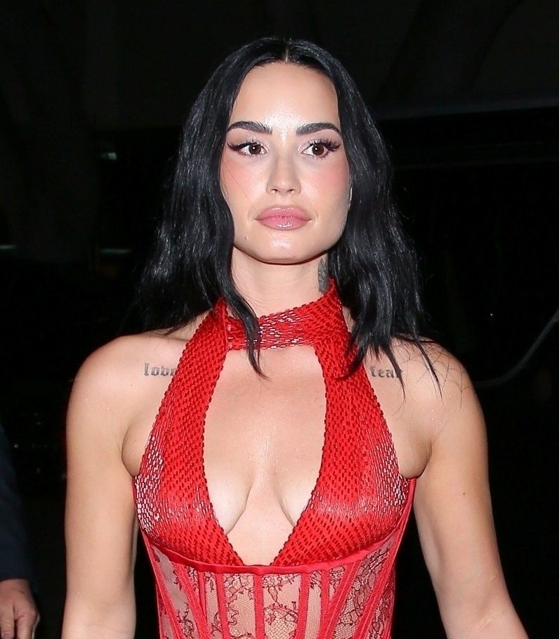 Demi Lovato w drodze na świąteczną imprezę