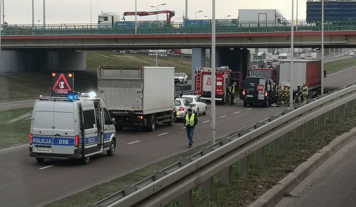 Bus uderzył w naczepę ciężarówki na ul. Mełgiewskiej