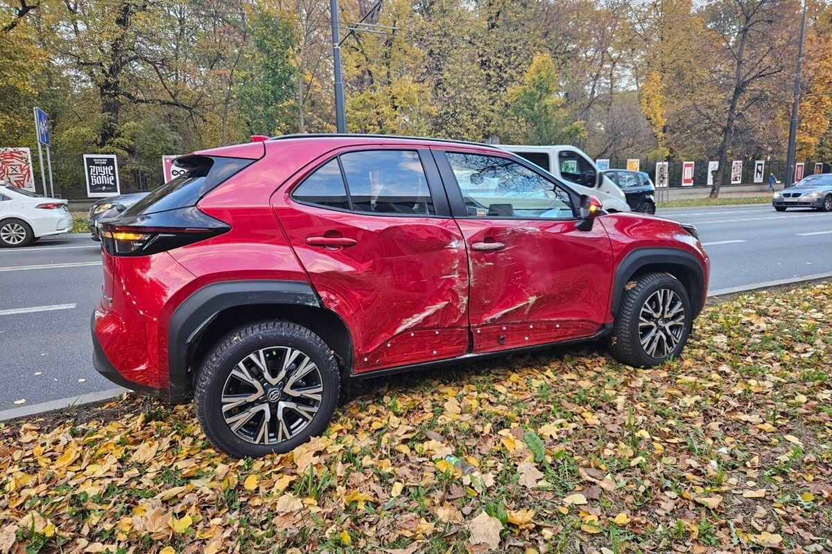 Zderzenie trolejbusu z toyotą na Al. Racławickich