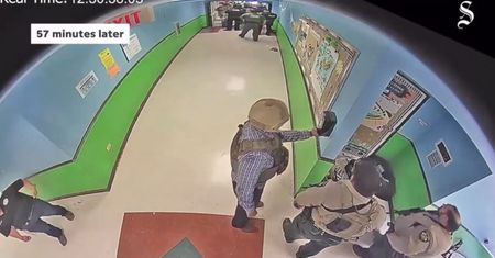 Amerykanie wściekli. Pokazali, co robił policjant podczas strzelaniny