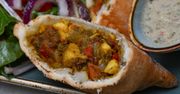 Indyjskie pierogi z aromatycznym farszem. Cudownie chrupią i jeszcze lepiej smakują
