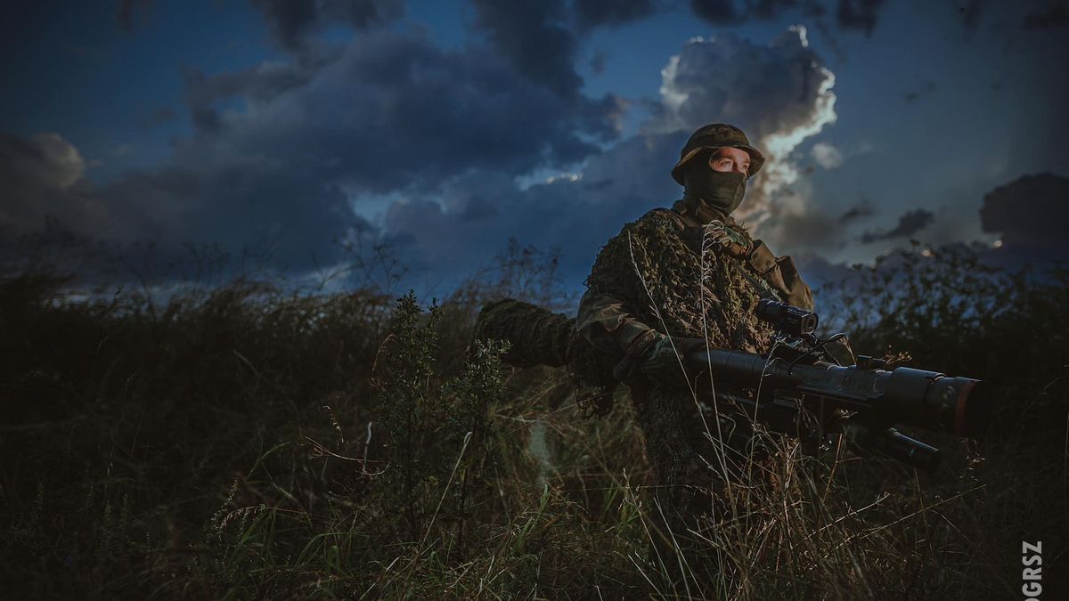 Żołnierz z wyrzutnią pocisków przeciwlotniczych Piorun na granicy z Białorusią