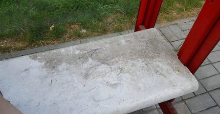 Na co idą pieniądze z biletów komunikacji miejskiej? Na brudne i zaniedbane przystanki