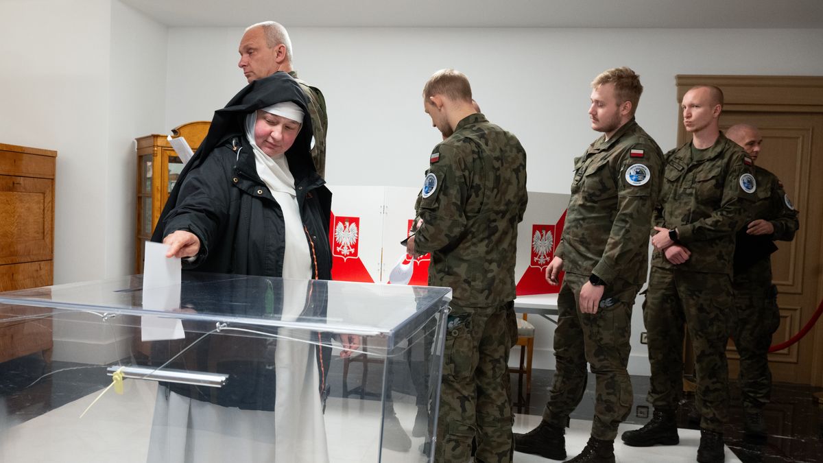 Wilno, Litwa, 18.05.2025. Wybory prezydenta RP - I tura. Głosowanie w lokalu wyborczym w Ambasadzie RP w Wilnie, 18 bm. Blisko 500 obywateli Polski zgłosiło chęć oddania głosu w wyborach. Na Litwie jest jeden obwód głosowania numer 179 obejmujący całe terytorium kraju. Trwa głosowanie w I turze wyborów prezydenta RP. Do jego zakończenia obowiązuje cisza wyborcza. (mr) PAP/Valdemar Doveiko