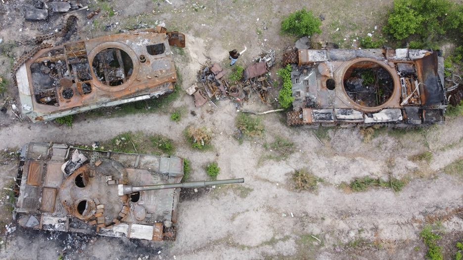 Russian attacks on Ukraine
KYIV, UKRAINE - MAY 27: An aerial view of Ukrainian people inspecting and taking photos of destroyed tanks at the area between the villages of Dmitrivka, Zabuchia, which is 27 kilometers from the center of Kyiv, Ukraine on May 27, 2022. Dogukan Keskinkilic / Anadolu Agency/ABACAPRESS.COM 
Dostawca: PAP/Abaca
AA/ABACA
Drone, Military Plane, Military Vehicle, Tank