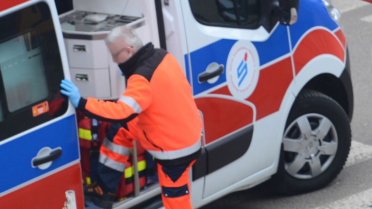 Ratownik medyczny podczas interwencji. Zdjęcie ilustracyjne