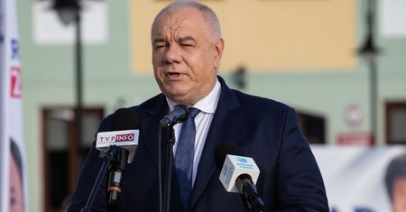 Oto oświadczenie Jacka Sasina. Oszczędności ministra topnieją