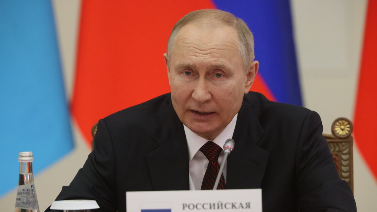 SAINT PETERSBURG, RUSSIA - DECEMBER 26: (RUSSIA OUT) Russian President Vladimir Putin delivers a speech during the Informal Summit of the Commonwealth of Independent States (CIS) on December 26, 2022 in Saint Petersburg, Russia. President Putin arrived in Saint Petersburg to hold the annual leaders summit of ex-Soviet states. (Photo by Contributor/Getty Images)