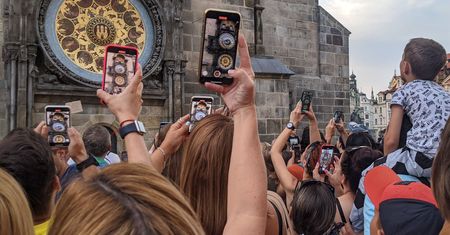 Tłumy turystów w Pradze. "Przed pełną godziną wszyscy gnają w jedno miejsce"
