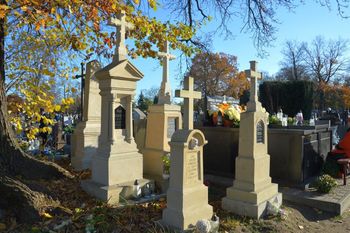 Stalowa Wola: Wszystkich Świętych na cmentarzu parafialnym i wojennym